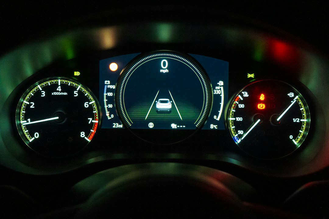 Panel instrumen dan layar digital di dalam kabin mobil