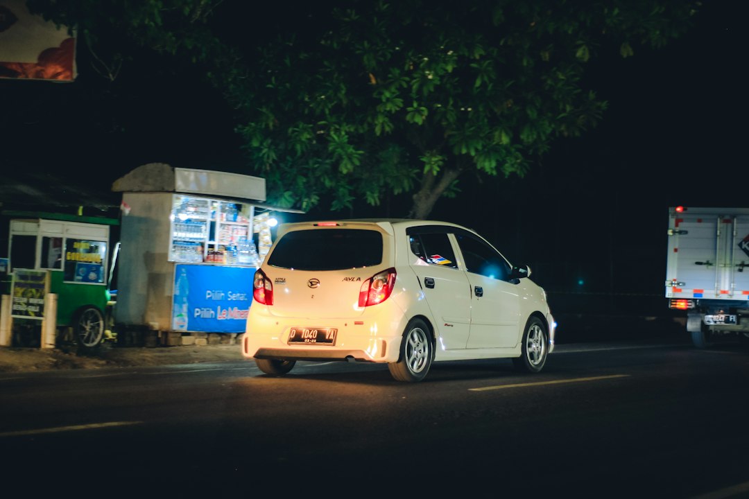 Mobil listrik sedang mengisi daya di stasiun pengisian