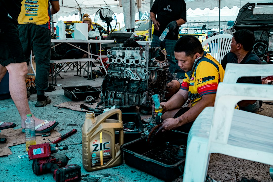 Mekanik memeriksa komponen mesin kendaraan di bengkel
